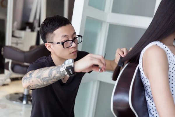 Китайский парикмахер обрезать длинные волосы — стоковое фото