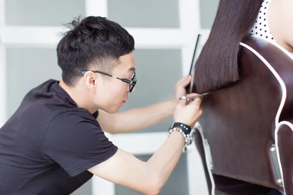 Китайський Барбер обробкою довге волосся — стокове фото