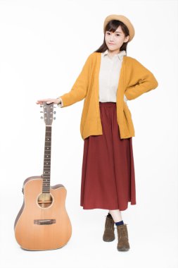 genç müzisyen bir gitar holding