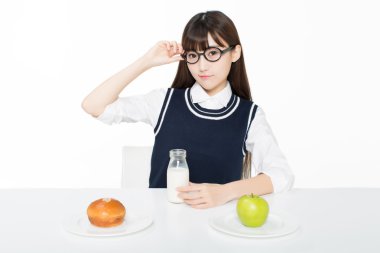 sessiz bir odada oturan kız