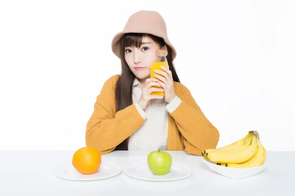 Estudante do sexo feminino e suas frutas e leite — Fotografia de Stock
