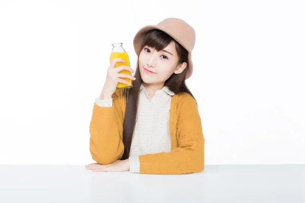 Kvinnlig student och hennes frukt och mjölk — Stockfoto