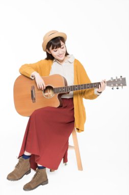 genç müzisyen bir gitar holding