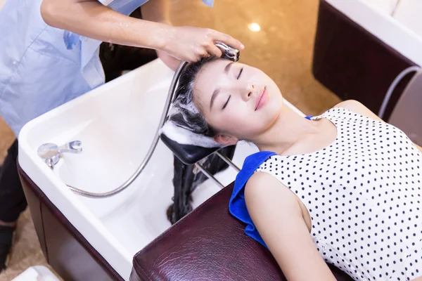 Menina com o cabelo na barbearia — Fotografia de Stock