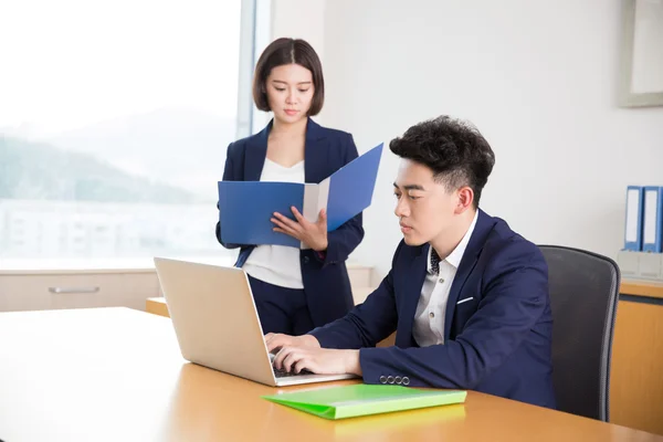 Genç patron ve yardımcısı iş