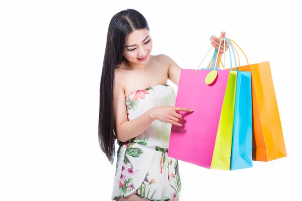 Молодая женщина с пакетами покупок на белом фоне — стоковое фото
