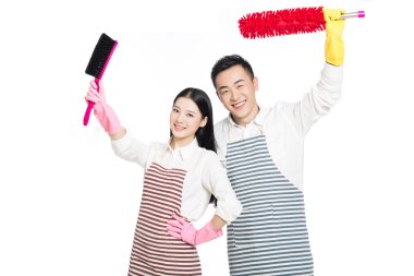 adam ve temizlik malzemeleri tutan kadın