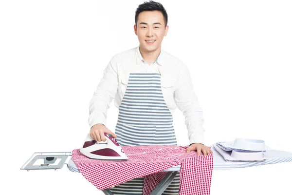 Chinese jonge man Strijkservice zijn kleren — Stockfoto