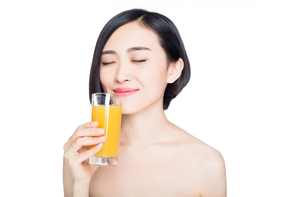 Mulher chinesa com suco de laranja — Fotografia de Stock