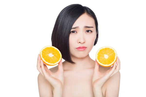 Femme chinoise avec des oranges dans ses mains — Photo