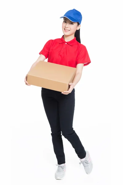 Entrega mujer llevando caja de cartón — Foto de Stock