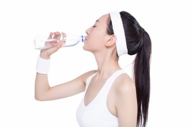 havlu ve su şişesi ile sağlıklı Asyalı kadın