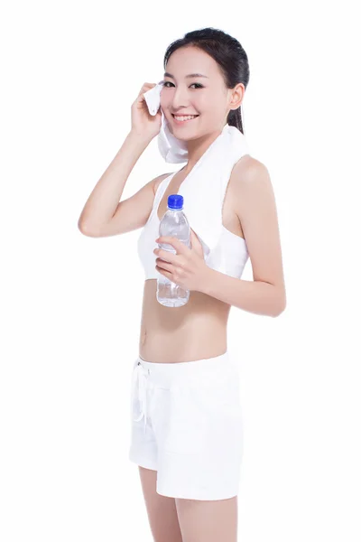 Здоровая азиатская женщина с полотенцем и бутылкой воды — стоковое фото