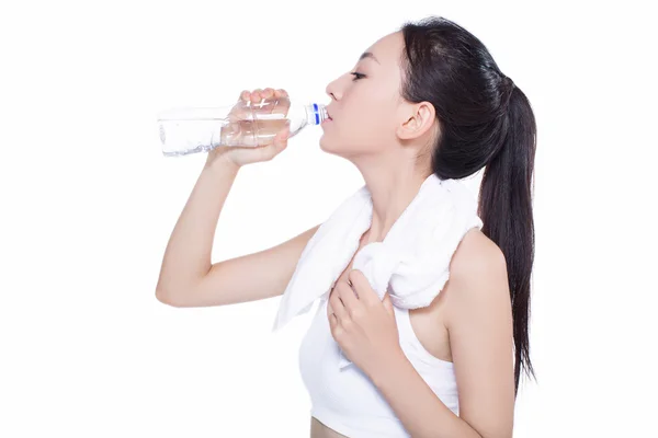 Saudável mulher asiática com toalha e garrafa de água — Fotografia de Stock