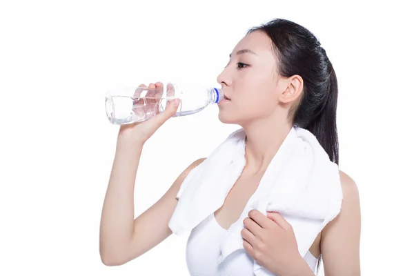 Mujer asiática saludable con toalla y botella de agua —  Fotos de Stock