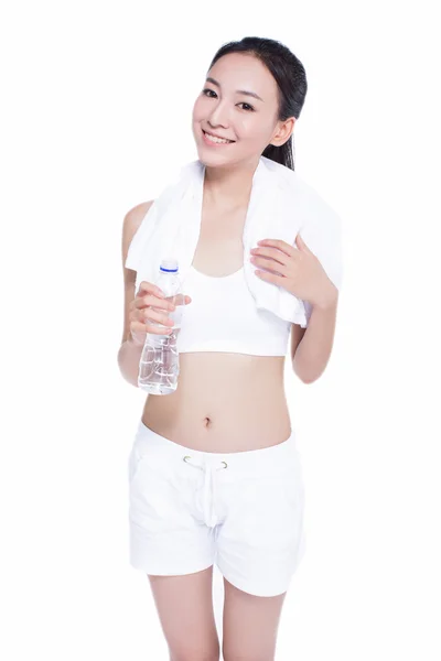 Friska asiatisk kvinna med handduk och vattenflaska — Stockfoto