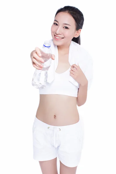 Zdravé asijské žena s ručníkem a láhev s vodou — Stock fotografie