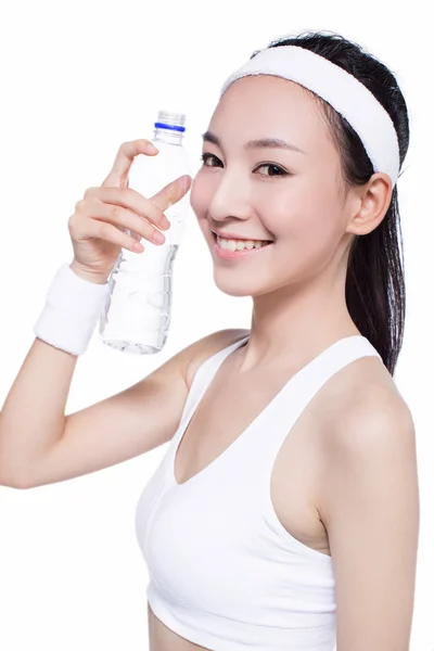 Gesunde asiatische Frau mit Handtuch und Wasserflasche — Stockfoto