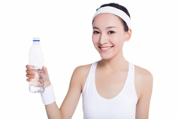 Mujer asiática saludable con toalla y botella de agua — Foto de Stock