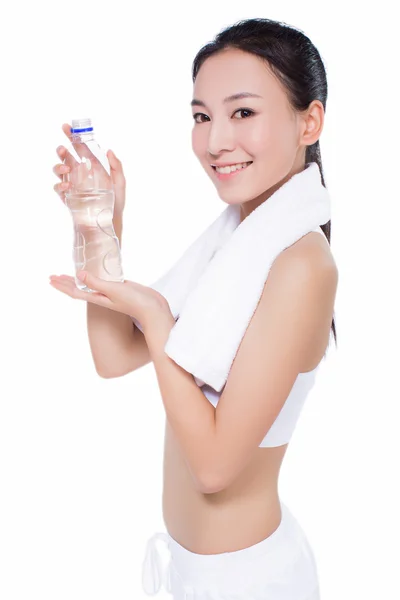 Mujer asiática saludable con toalla y botella de agua — Foto de Stock