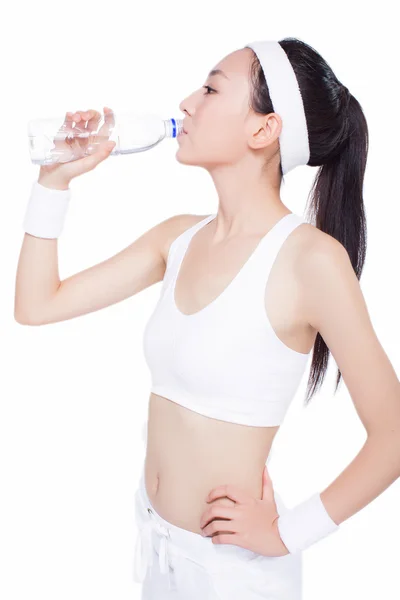 Femme asiatique saine avec serviette et bouteille d'eau — Photo