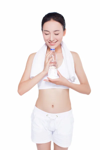 Saudável mulher asiática com toalha e garrafa de água — Fotografia de Stock