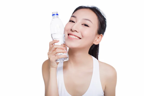 Gezonde Aziatische vrouw met water fles — Stockfoto