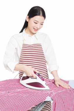 Genç ev hanımı Ütü