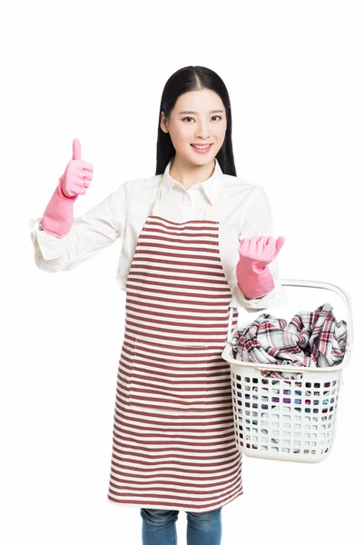 Žena, která dělá domácí práce drží košík prádla — Stock fotografie