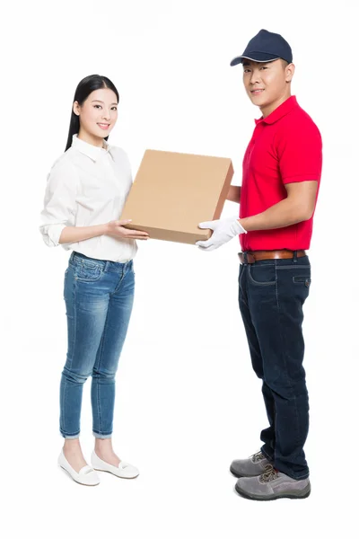 Mujer recepción de la entrega del paquete — Foto de Stock