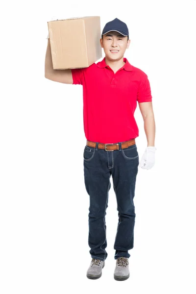 Entrega hombre llevando caja de cartón — Foto de Stock