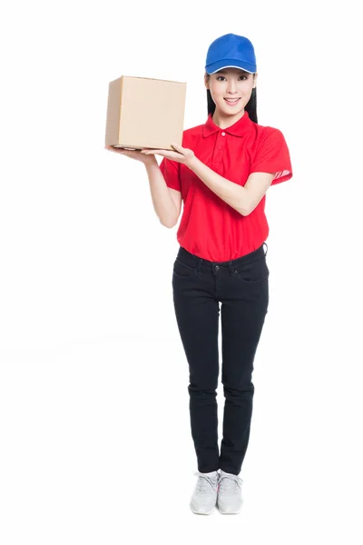 Entrega mujer llevando caja de cartón — Foto de Stock