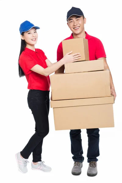 Joven hombre y mujer llevando caja de cartón — Foto de Stock