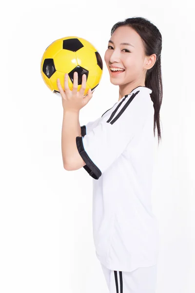 Женщина с футбольным мячом — стоковое фото