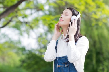 Müzik dinleyen kız