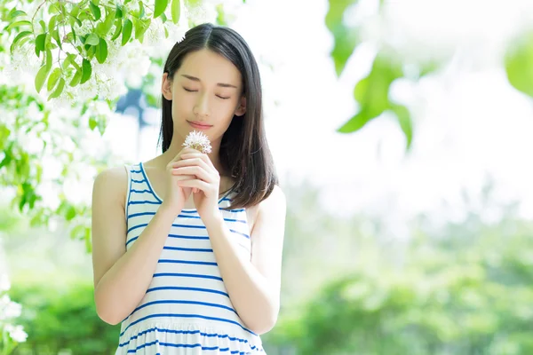 公园里漂亮的女孩 — 图库照片