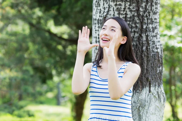 Il parco bella ragazza — Foto Stock