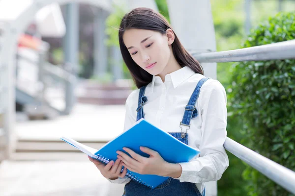 Meisje lezen buitenshuis — Stockfoto