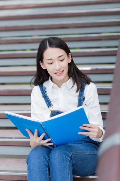 Meisje lezen buitenshuis — Stockfoto