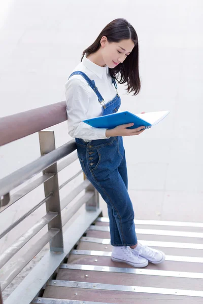 Meisje lezen buitenshuis — Stockfoto