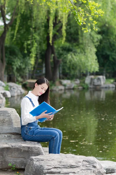 Menina bonita no lago — Fotografia de Stock