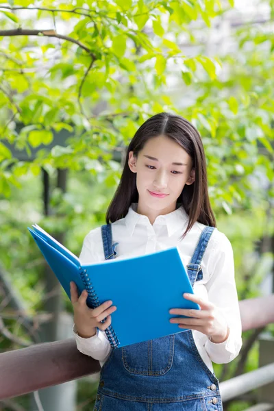 Menina lendo ao ar livre — Fotografia de Stock