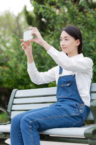 使用手机的摄像头 — 图库照片