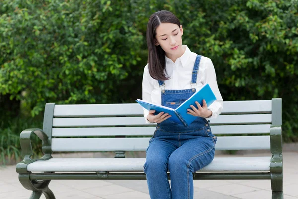 진지한 독서에 여자 — 스톡 사진