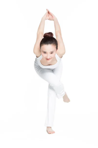 Sonriente chica deportiva haciendo práctica de yoga —  Fotos de Stock