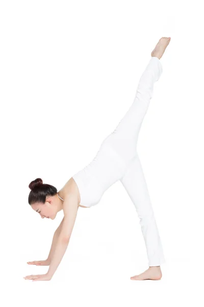 Mujer deportiva en ejercicios yoga —  Fotos de Stock