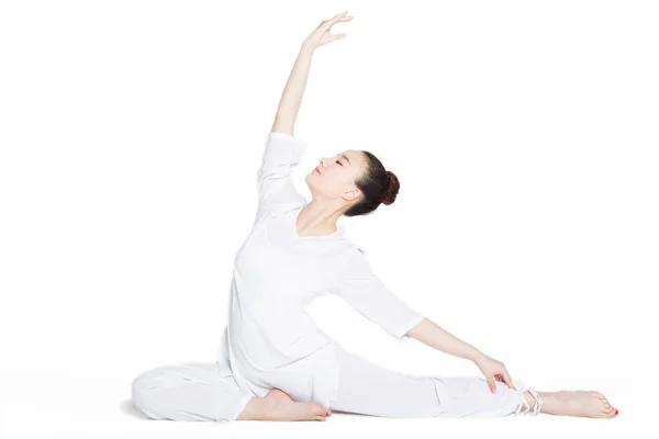 Mulher esportiva em exercícios de ioga — Fotografia de Stock