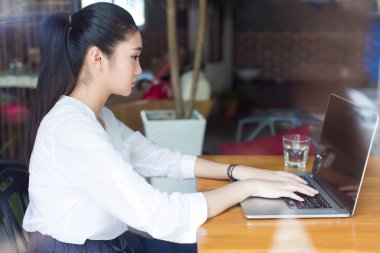 kafede dizüstü kullanan güzel hipster kadın 