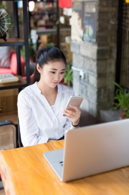 laptop ile café'de çalışan güzel kadın