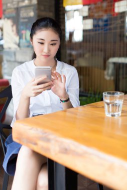 genç iş kadını içme suyu